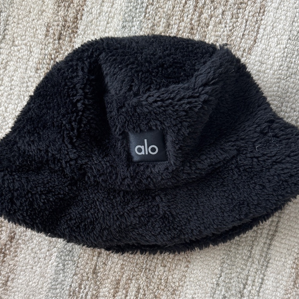 ALO Yoga Kids Cozy Black Bucket Hat